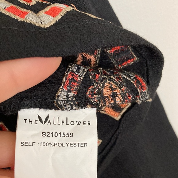 THE WALLFLOWER Size: M Black Embroidered V-Neck Long Bell Sleeve Cropped Top - Picture 8 of 9